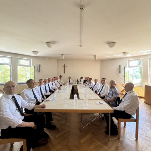 seminar-sviashchennosluzhyteliv-tsentralnoho-okruhu-ukrainy-2026-zustrich.webp apostol-anatolii-budnyk-na-seminari-2026.webp bozhestvenna-sluzhba-pid-chas-seminaru-kyiv-2026.webp uchasnyky-seminaru-tsentralnoho-okruhu-ukrainy.webp spilkuvannia-sviashchennosluzhyteliv-na-seminari-2026.webp